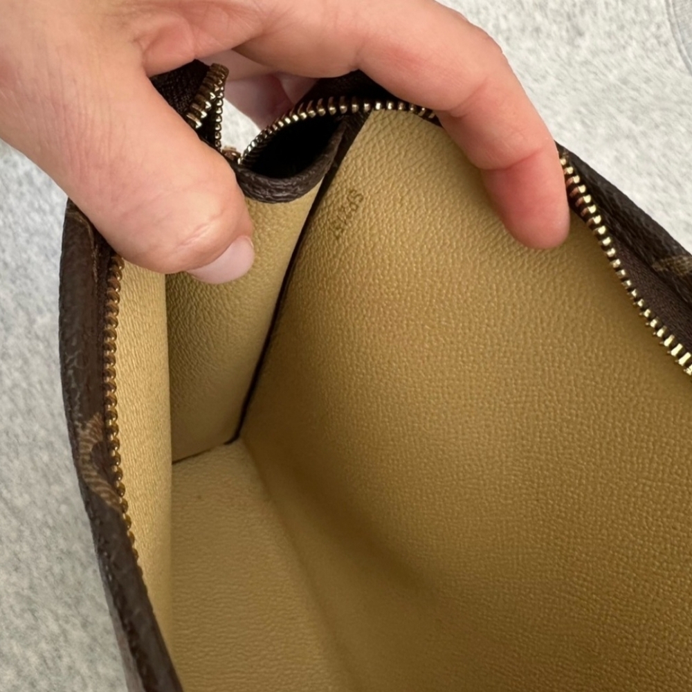 Louis Vuitton Toiletry Pouch GM - Picture 8 of 15